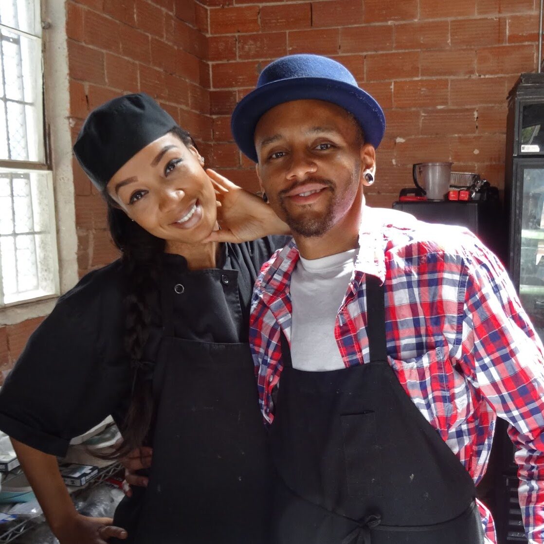 두 명의 사업주가 미소 짓고 있다